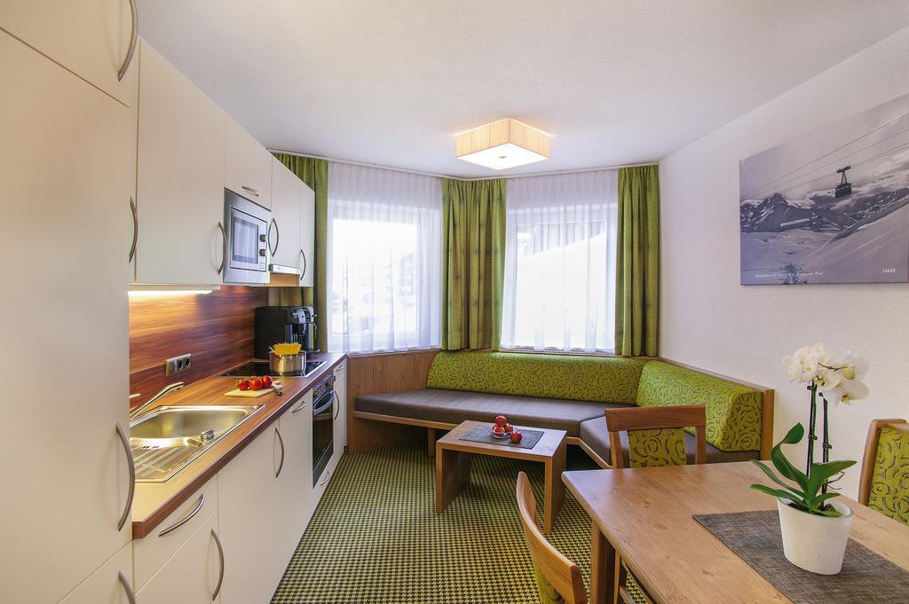 Hotel Garni Chasa Sulai イシュグル 部屋 写真